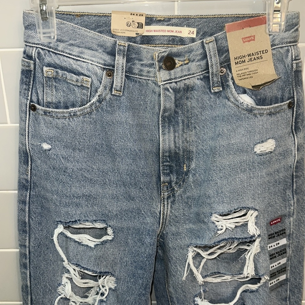 NWT Levi’s Distressed High-Waisted Mom Jeans - Picture 4 of 17